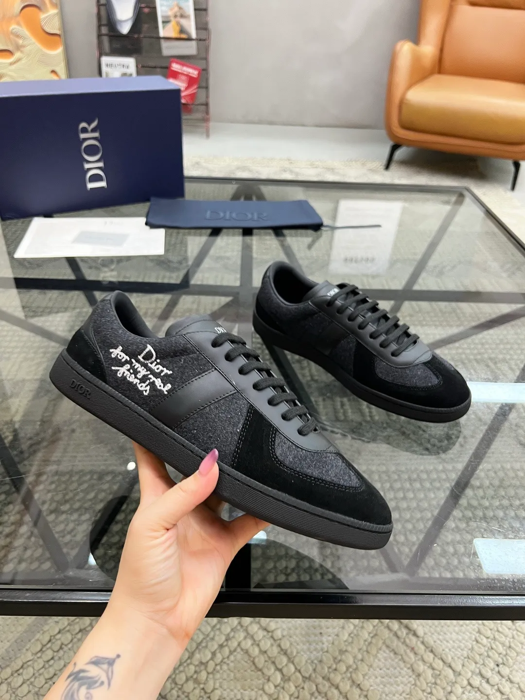 Men's Men's Shoes 💰420【New Style】🍿🍿𝐃𝐢𝐨* — Dior. Dior's new casual sneakers define your fashionable pace. They boldly use innovative technological fabrics to create a futuristic silhouette. The light and breathable mesh material, combined with the unique texture coating process, presents a refreshing visual effect, as if it is a fashion item from the future world. Whether paired with casual outfits or mixed with formal looks, the Dio* D-Sketch sneakers are effortless and add a touch of futuristic style to your overall look. From the streets to the catwalk, it is your indispensable fashion tool. The upper is made of high-tech mesh material, which is light and breathable and fits your feet like a second skin, keeping you dry and comfortable even in the hot summer. The delicate mesh structure gives the shoes a unique visual effect and displays a futuristic aesthetic. Code number: 39-44 (38, 45 customized)
